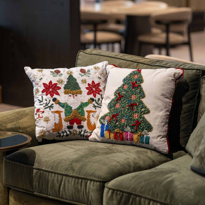 İşlemeli Noel Baba Figürü Kırlent 45X45 - 3