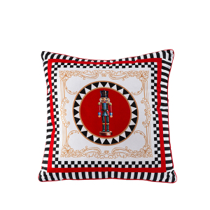 Siyah Şapkalı Fındıkkıran Yastık 45x45 - TepeHome